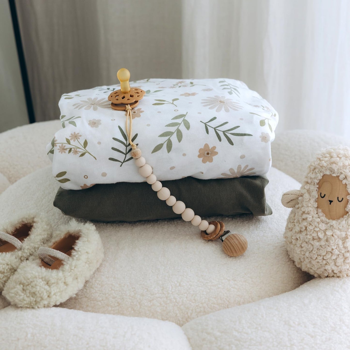 100% Cotton Jersey Fitted Cot Sheet Pack of 2 – Green & Flowers Print – Soft & Breathable Baby Bedding – Fits 140x70cm & 120x60cm Cots